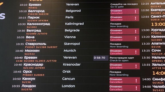 Eine Abflugtafel zeigt die gestrichenen Flüge auf dem internationalen Flughafen Scheremetjewo an