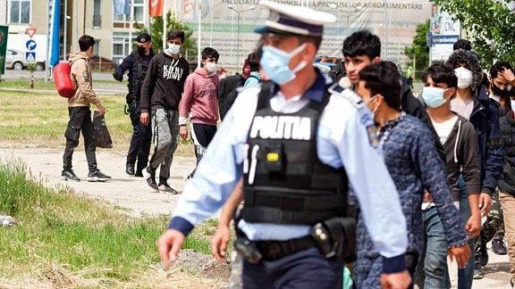 Geflüchtete in der rumänischen Stadt Timisoara werden von Polizei eskortiert