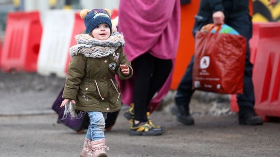 Flüchtlinge aus der Ukraine überqueren die polnische Grenze in Medyka.
