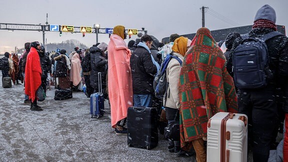 Ukrainische Flüchtlinge im Dorf Kviv (Ukraine) auf dem Weg zum polnischen Dorf Korczowa.
