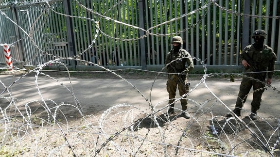 Polnische Soldaten bewachen die Metallbarriere an der Grenze zu Belarus. 