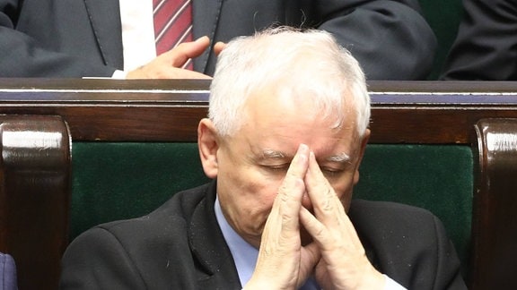 Der polnische Chef der regierenden PiS-Partei, Jarosław Kaczyński, schläft während einer Sejm-Debatte.
