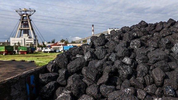 Kohle vor einer Mine