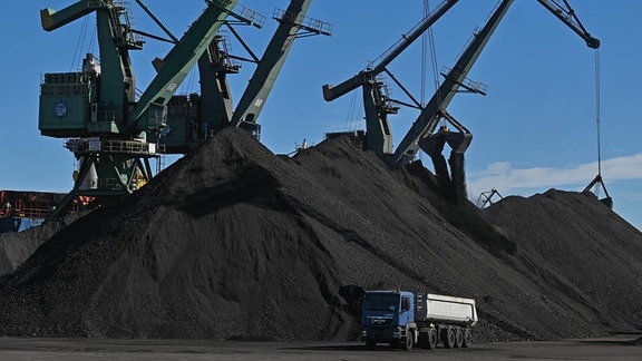 Ein Berg Kohle an einem Hafen