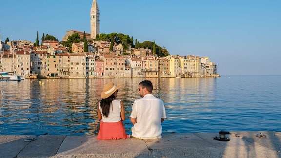 Paar genießt Sonnenuntergang am Ufer in Rovinj