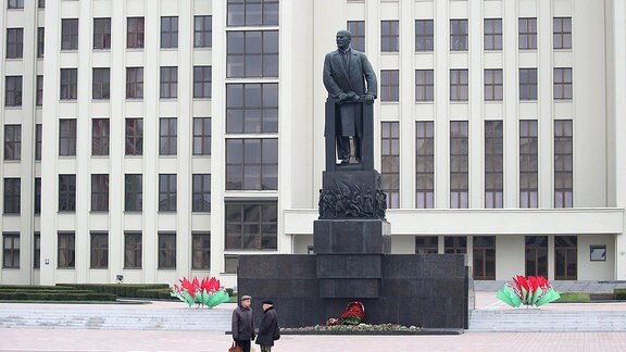 Lenindenkmal vor Regierungsgebäude in Minsk
