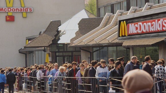 Schlange vor einer McDonald's Filiale