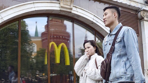Menschen in Moskau laufen an einem McDonald's Restaurant vorbei