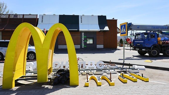 McDonald's Logo abgebaut vor einem Restaurant