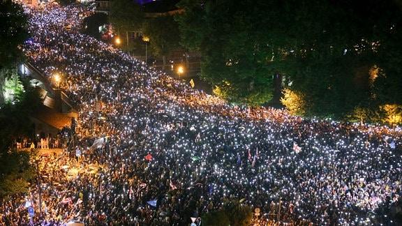Demonstranten leuchten während eines Protests gegen das sogenannte "russische Gesetz" mit ihren Smartphones. 