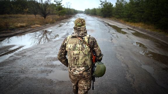 Ein russischer Soldat des Zentralen Militärbezirks läuft im Zuge der russischen Militäroperation in der Ukraine an einem unbekannten Ort in Russland umher.