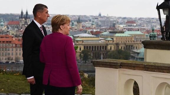 Andrej Babis und Angela Merkel blicken 2018 auf Prag