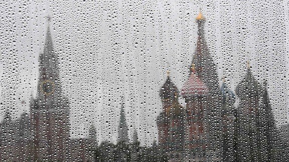Blick durch eine regennasse Scheibe au den Kreml in Moskau