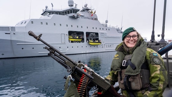 Die Kanonierin Vera Rolander ist eine von 24 schwedischen Soldaten aus zwei CB90-Kampfbataillonen des Stockholmer Amphibienregiments, die zur Militärübung Nordic Response in Alta gereist sind, nachdem Schweden am Vortag der NATO beigetreten war. 