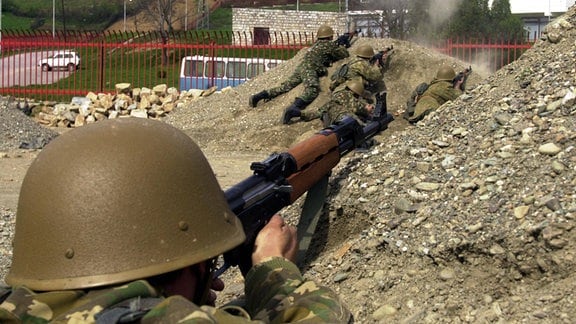 Mazedonische Soldaten im Einsatz gegen albanische Rebellen in Tetovo