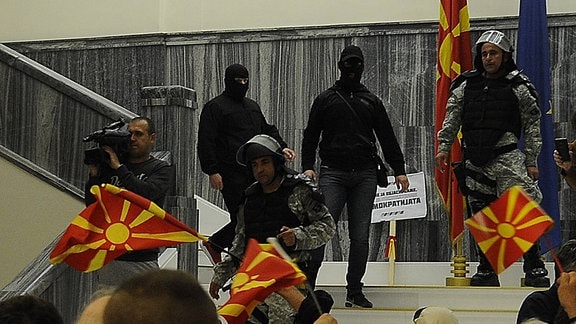 wütende Menschen im Mazedonischen Parlament 2017