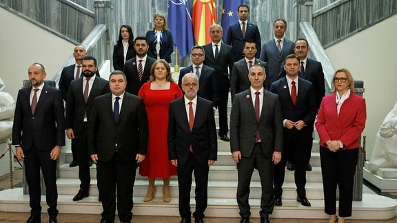 Talat Xhaferi, Premierminister der Übergangsregierung, und die Mitglieder des Kabinetts