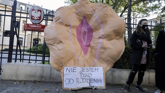Große Plastikvagina vor dem Verfassungsgericht in Warschau. Aufschrift: "Ich bin nicht nur zum gebären da."
