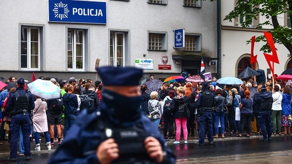 Protest gegen die Verletzung von Frauenrechten in Polen Menschen demonstrieren vor einer Polizeistation während des Protests „Solidarität mit Joanna“ in Krakau, 25.7.2023.
