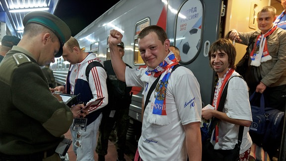 Der erste Zug mit russischen Fans an Bord kommt am Grenzübergang in Terespol, Polen, am 8. Juni 2012 an. Russische Fans reisen später am selben Tag nach Breslau zum EURO 2012-Spiel Russland gegen Tschechien