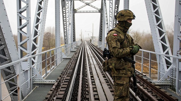 Ein Grenzschutzbeamter patrouilliert am polnisch-belarussischen Grenzübergang in Terespol. 