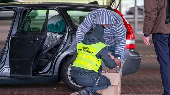 Zoll-Kontrolle am Pkw-Grenzübergang in Terespol