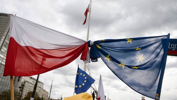 Eine Flagge Polens und der EU wurde zusammengeknotet.
