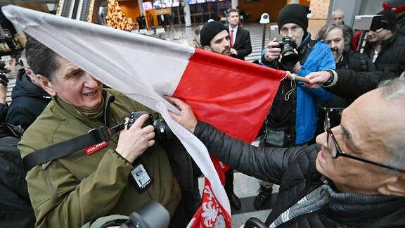 Polnische Fernsehzentrale TVP Mitglieder der Partei Recht und Gerechtigkeit versuchen, die Zentrale des polnischen Fernsehens zu blockieren