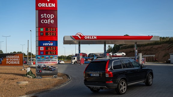 Tankstelle in Kudowa-Zdroj, Polen, kurz nach dem Grenzübergang in Nachod, Tschechische Republik