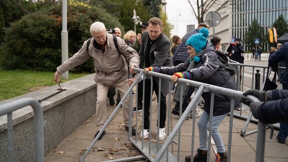 Demonstranten entfernen Metallabsperrung am Sejm