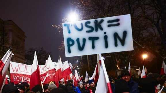 In  Polen demonstrieren Menschen gegen die Donald Tusk.