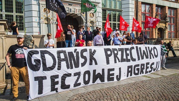 Bei einem Protest in Polen wird ein Banner hochgehalten