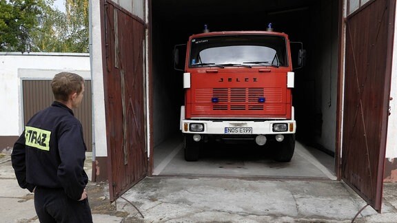 Tanklöschfahrzeug auf der Feuerwache der Berufsfeuerwehr in der polnischen Stadt Ostroda 