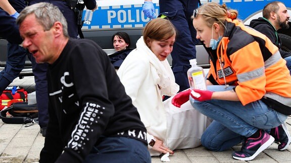 Sanitäter versorgen verletzt Demonstranten