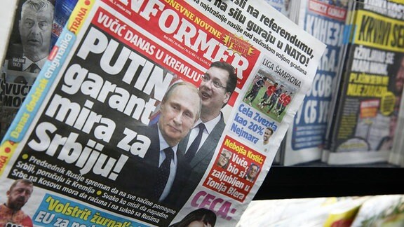 Auf einem Zeitungs-Cover ist Putin abgebildet.