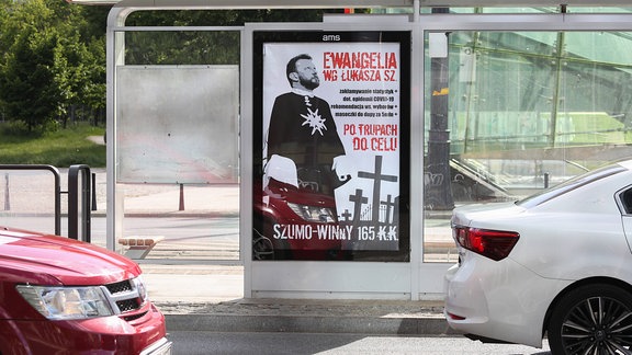 Ein kritisches Plakat an einer Bushaltestelle zeigt Lukasz Szumowski