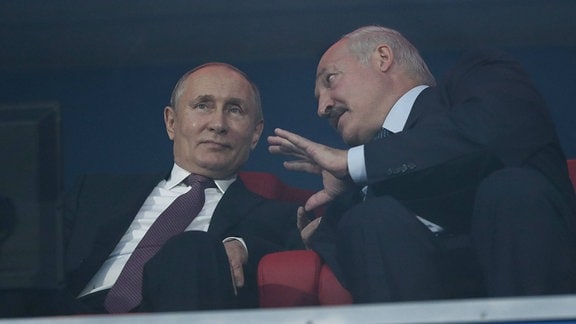 Putin und Lukaschenko in einem Stadion