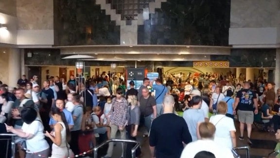 In Kiew flüchten Menschen in Schutzräume, Blick in eine U-Bahn-Station voller Menschen