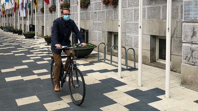 Der neugewählte Bürgermeister von Timisoara (Rumänien), Dominic Fritz, mit Mundschutz auf dem Fahrrad