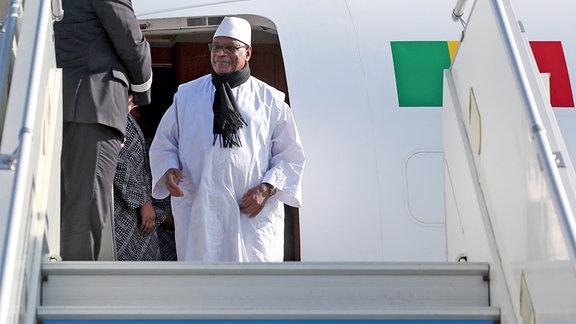 Malis Präsident Ibrahim Boubacar Keita steigt in Sochi aus dem Flugzeug.