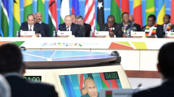 Russlands Präsident Wladimir Putin nimmt an der ersten Plenarsitzung des Russland-Afrika-Gipfels im Sirius-Park für Wissenschaft und Kunst teil.