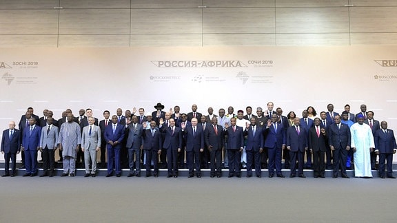 Russlands Präsident Wladimir Putin beim Gruppenfoto mit teilnehmenden Staatsoberhäuptern.