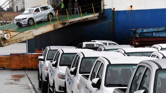 Entladung Chinesischer Import-Autos im Hafen von Wladiwostok