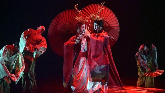 Künstler treten in der Produktion „The Tea Spell“ auf, inszeniert vom chinesischen Tänzer und Regisseur Zhao Liang während des 16. Internationalen Tschechow-Theaterfestivals im Helikon-Operntheater in Moskau.
