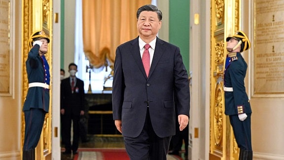 Der chinesische Präsident Xi Jinping betritt die St.-Georgs-Halle im Kreml in Moskau.