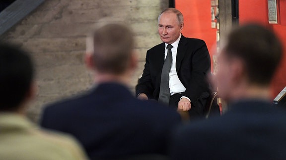 Wladimir Putin trifft Mitglieder staatlicher Patrioten- und Jugendorganisationen.