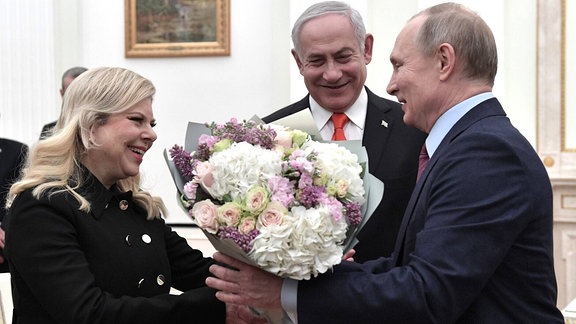 Sara Netanjahu, Benjamin Netanjahu und Wladimir Putin bei einem Treffen im Kreml, 2020