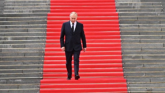 Wladimir Putin auf einer Treppe