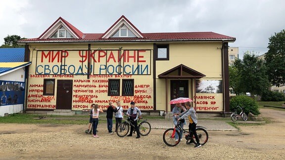 Das Haus von Dmitrij Skurikhin voller politischer Botschaften am Giebel