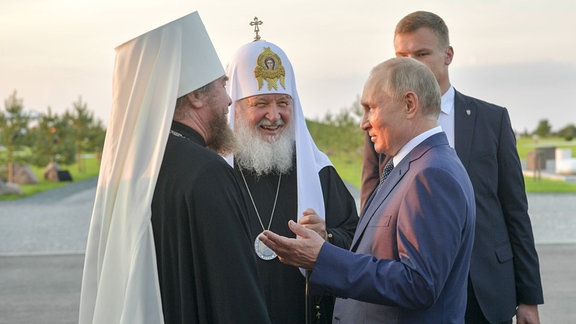 Metropolit Tichon Schewkunow von Pskow und Porchow, Patriarch Kyrill von Moskau und ganz Russland und Russlands Präsident Wladimir Putin.